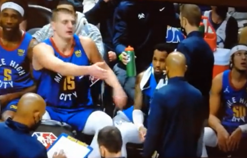 Jokić se naljutio, pa treneru uzeo tablu i nacrtao akciju: Srbin u ulozi Majkla Melouna! (VIDEO)