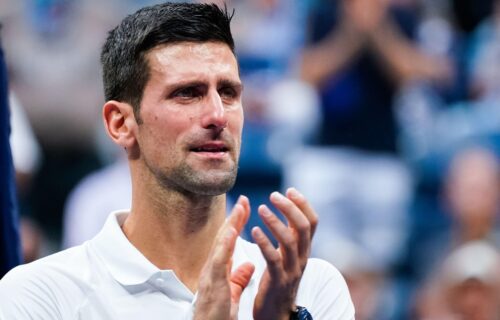 Novak se obratio okupljenom narodu: Emotivna poruka Đokovića iz hotelske sobe!