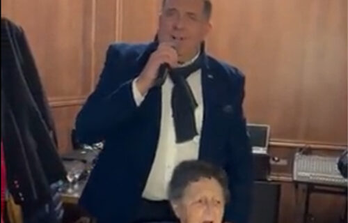Dodik ODUŠEVIO sve: Zagrlio majku, pa ZAPEVAO iz sveg glasa pesmu koja će pogoditi svakog Srbina (VIDEO)