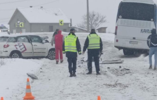 Težak UDES kod puta Čačak - Kraljevo: Automobil se ZAKUCAO u autobus, ima povređenih (FOTO)