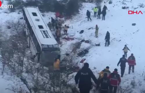 TRAGEDIJA! Autobus se survao u provaliju, poginule tri osobe: Jeziv PRIZOR na mestu nesreće (FOTO+VIDEO)