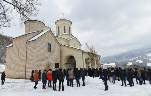 Vučić obećao: Država će obezbediti pomoć manastiru Svetog Nikole i crkvama