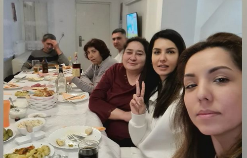 Veliko SLAVLJE u domu Tanje Savić: Pevačica otišla kod roditelja, pa objavila OVU fotografiju (FOTO)
