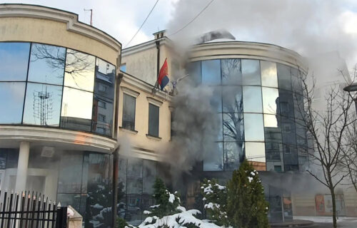 POŽAR u Ćupriji: Gori zgrada Elektrodistribucije, vatrogasne ekipe na terenu (FOTO)