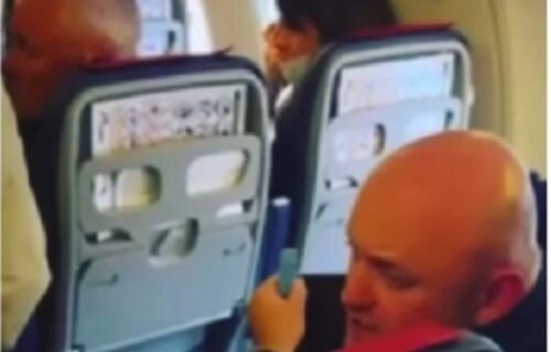 Zapalio cigaretu u avionu i nije mario za opomene: Nakon rekacije PUTNICE nastala je drama (VIDEO)