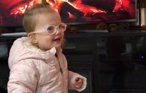 Devojčica stavila naočare i prvi put videla SVOJU MAMU: Mnogi su zaplakali (VIDEO)