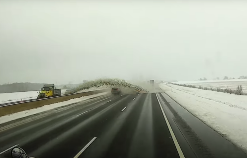 Putari napravili HAOS na autoputu: Zbog SULUDE ideje povređeno 12 ljudi (VIDEO)