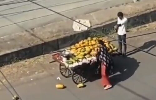 Prodavac voća naleteo na auto u kom je bila ŽENA: Osvetila mu se BRUTALNO, stajao je kao ukopan (VIDEO)