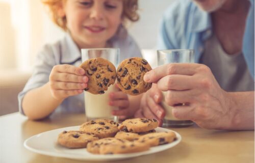 Omiljeni dečiji DORUČAK je veoma dobar i za odrasle: Zašto su KEKS i mleko savršena kombinacija?