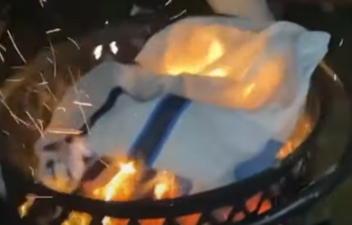 Nikada mu ovo neće oprostiti: Navijači širom grada pale dres zvezde sopstvenog tima! (VIDEO)