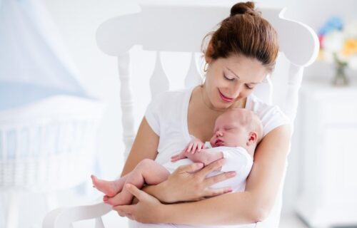 "Ne treba je navikavati na ruke": Da li je ljuljanje bebe DOBRO ili LOŠE?