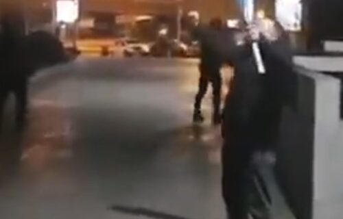 Haos ispred ambasade Australije: Besni Beograđani reketima i lopticama poslali jaku poruku (VIDEO)