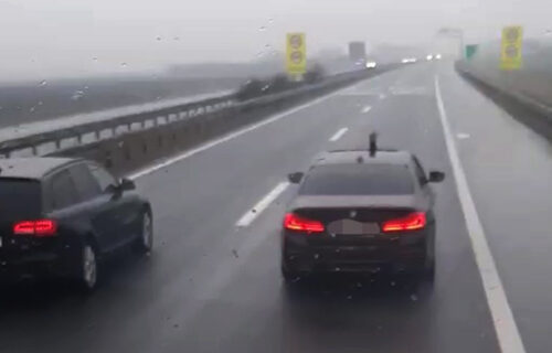 BAHATOST na auto-putu: Gađali srpski šleper iz BMW-a austrijskih tablica i pokazivali SREDNJI PRST (FOTO)
