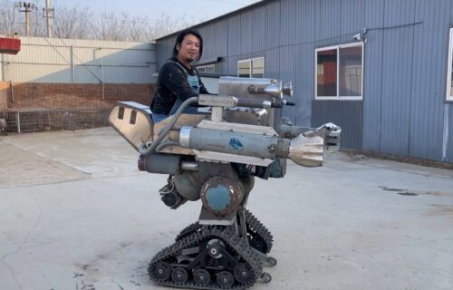 Čelične pesnice i vodeni topovi: Kinez napravio robota-čuvara od starog gvožđa (VIDEO)