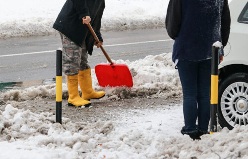 Povređenih sve više: Evo kako da naplatite štetu ako ste se OKLIZNULI i PALI zbog snega i leda