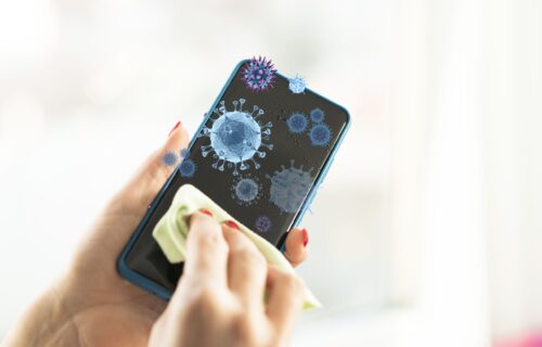 Čak 90 odsto ljudi nikada ne čiste svoj telefon: EVO zašto je bitno da ga dezinfikujete jednom mesečno