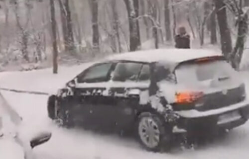 Sneg izazvao KOLAPS u prestonici: Snimak direktnog SUDARA na Zvezdari, automobili se "zakucavali" (VIDEO)