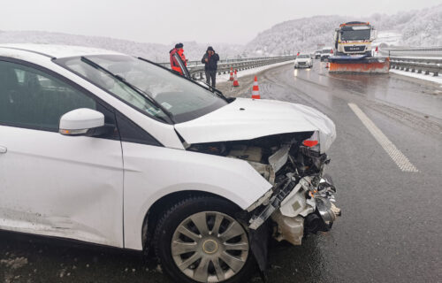 Saobraćajna NESREĆA na auto-putu Miloš Veliki: Prilikom preticanja automobil udario u čistač snega (FOTO)