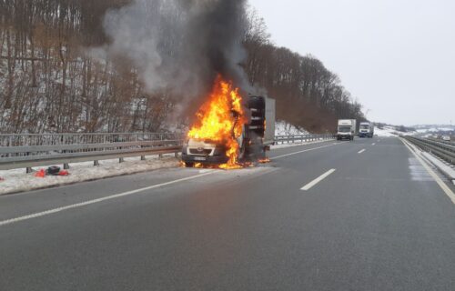 UŽAS na auto-putu Miloš Veliki: ZAPALIO se kamion u pokretu, vozač evakuisan (FOTO)