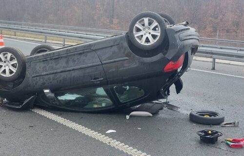 Prve FOTOGRAFIJE sa mesta nesreće na auto-putu Miloš Veliki: Automobil završio na KROVU (FOTO)