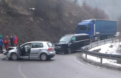 CRNI DAN u Srbiji: Direktan sudar automobila i kombija kod Nove Varoši, Hitna prevozi povređene (FOTO)