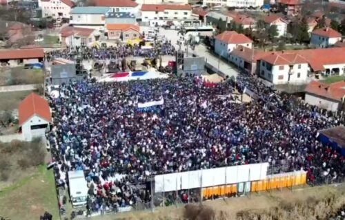 Najmanje 20.000 ljudi u Merošini podržalo Vučića: Okupljeni oduševljeno uzvikivali "Aco, SRBINE" (FOTO)