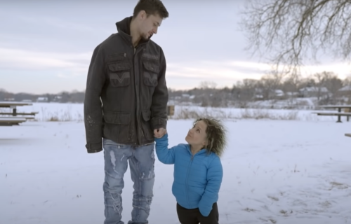 Zaljubio se u NAJNIŽU STRIPTIZETU na svetu: Viši je skoro za metar, ali još jedna stvar bode oči (VIDEO)