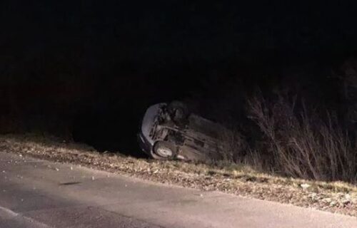 Nesreća u Sremskoj Mitrovici: Automobil SLETEO sa puta kod pružnog prelaza (FOTO)