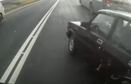 "Lada" opravdala reputaciju: Šleper mu TOTALNO smrskao vozilo, a on PREŽIVEO bez ogrebotine (VIDEO)