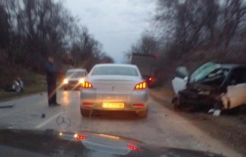 Teška saobraćajna NESREĆA kod Petrovaradina: U sudaru kamiona i automobila ima POVREĐENIH (FOTO)