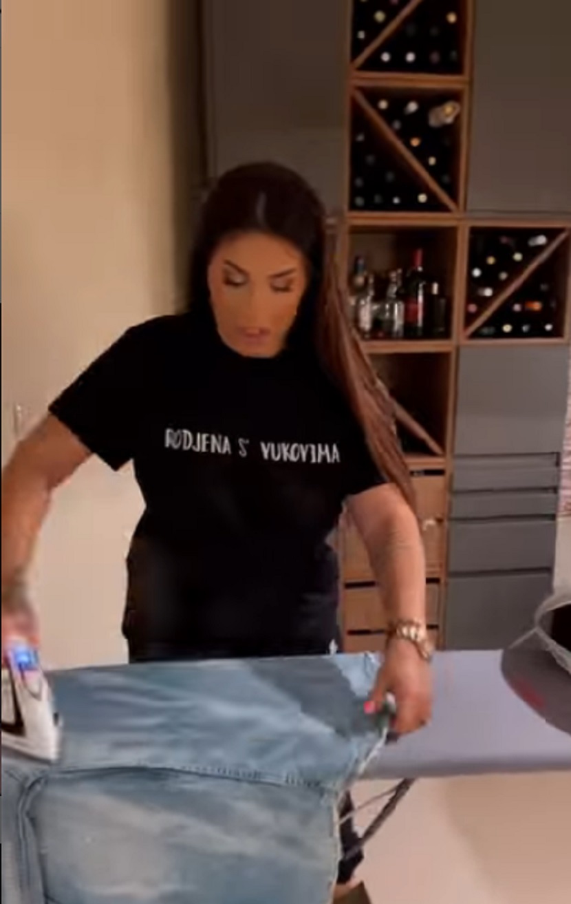 Ovako izgleda kad Seka Aleksić obavlja KUĆNE POSLOVE: U ovom izdanju je još nismo videli (FOTO)