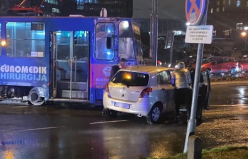 Saobraćajka kod Ušća: Sudarili se tramvaj i automobil, povređene dve osobe (FOTO)