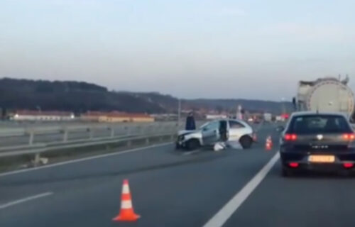 Žestok SUDAR na auto-putu kod Aleksinca: Automobil SMRSKAN, saobraćaj se odvija usporeno (VIDEO)