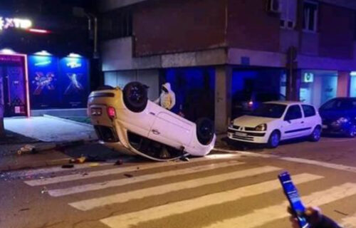 Vozač u Valjevu napravio KARAMBOL: Sudario se, prevrnuo, pa otkinuo semafor - povređeno DETE (FOTO)