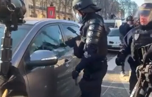 Ovako francuska policija rešava BLOKADE saobraćaja: Policajac RAZBIO staklo na automobilu (VIDEO)