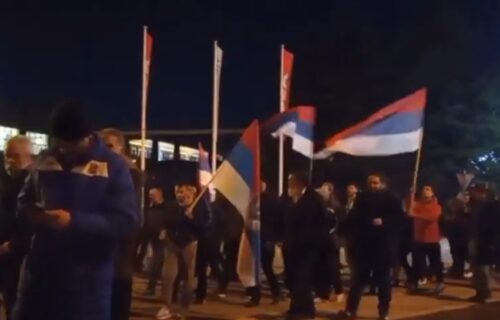 Hiljade ljudi na ulicama Crne Gore: Narod kliče Srbiji, spektakularna bakljada u Nikšiću (VIDEO)