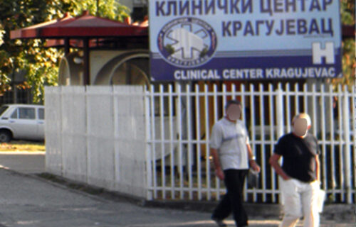 ŠOK SCENA u Kragujevcu: Pijan autom upao u Klinički centar, želeo da poseti majku (FOTO)