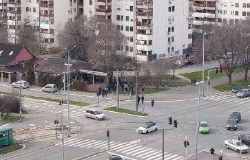 Haos na Novom Beogradu: Sukob navijača pred "večiti derbi"! (FOTO)