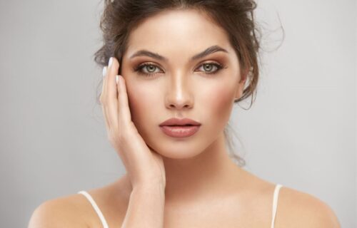 Jedro i sjajno lice sa minimalnom šminkom: Dva trika do postignete savršeni NUDE LOOK