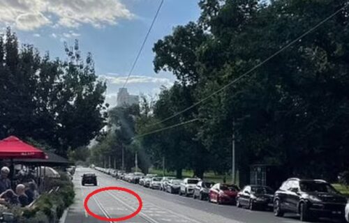 Ljudi ne veruju šta vide na ovoj fotki: Pojavile se ČUDNE OZNAKE na putu, mnogi misle da su opasne (FOTO)