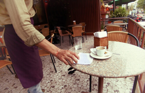 Muž i žena platili dve kafe i BAKŠIŠ u kafiću, pa PREBLEDELI kada su dobili fiskalni račun (VIDEO)