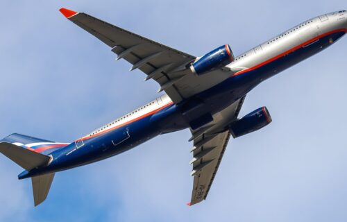 Putnici čuli čudan ZVUK u avionu, a onda je usledio šok: Imaju sreće da su živi (FOTO)