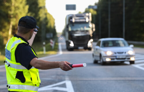 Policajci zaustavili PERVERZNJAKA i zaprepastili se: Evo šta je radio sa TELEFONOM dok je vozio 80 na sat