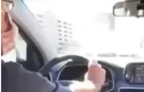 Neviđeni BLAM: Taksista se zabavljao uz PRSATE dame, a onda mu je mušterija upala u kola (VIDEO)