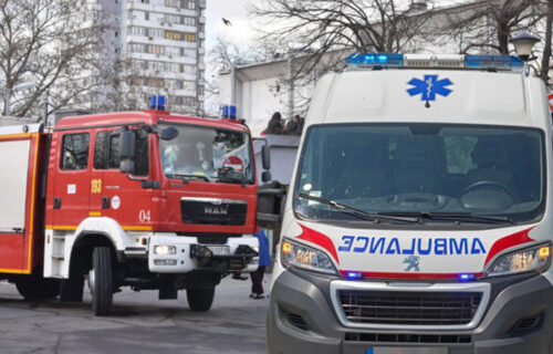 U požaru u Beogradu POGINUO muškarac: Vatrogasci izneli UGLJENISANO telo - ženska osoba povređena (VIDEO)