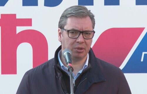 Vučić u Opovu: "Uložićemo mnogo novca u ovaj grad, moramo da brinemo o našoj deci" (FOTO)