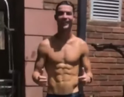 Kristijano častio pratioce: Ronaldo se skinuo, pokazao mišiće, pa se "tuširao" pred milion ljudi (VIDEO)