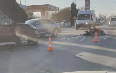 Saobraćajna nezgoda u Mladenovcu: U SUDARU automobila i motocikla ima povređenih (FOTO)
