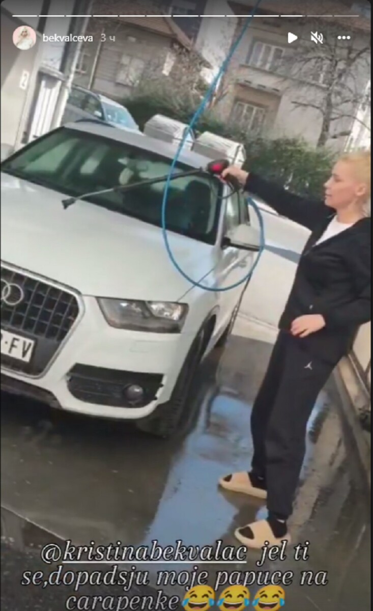 Nataša Bekvalac iznenadila stajlingom: Obula GUMENE papuče na čarape, pa uzela CREVO u ruke (FOTO)