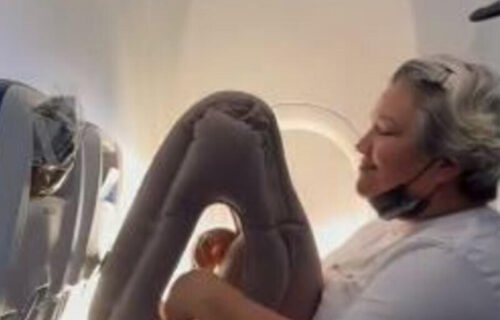 Ljudi ostali u ŠOKU kad su videli šta žena radi u avionu: Jedna stvar RAZBESNELA sve putnike (VIDEO)